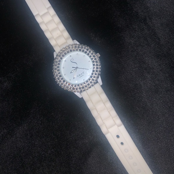 Stylish White Swan Watch - Picture 3 of 3